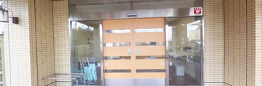 職員用エントランスと駐輪場