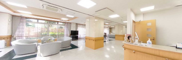 開放感ある明るい介護施設受付
