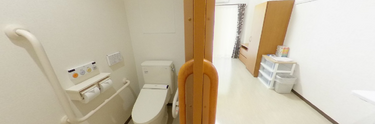 介護施設のトイレと廊下