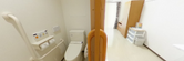 介護施設のトイレと廊下