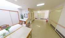 清潔で明るい介護施設の廊下
