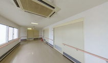 清潔感のある介護施設の廊下