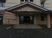 温かみのある施設の入口