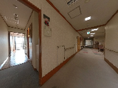広く明るい廊下