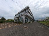 緑に囲まれた建物正面