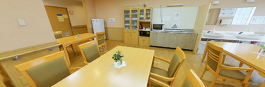 介護施設の広々とした食堂