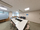 広い部屋とテーブル