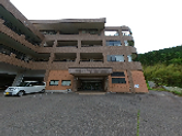 車が停まっている広い玄関前