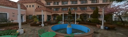 ケアホームの円形噴水と庭園