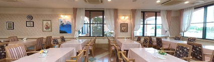 施設内の清潔な共用食堂
