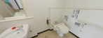 バリアフリーのトイレと洗面設備