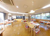 介護施設の明るい食堂エリア