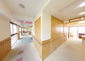 介護施設の廊下と部屋の入口