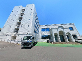 広々とした施設の外観