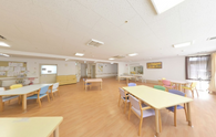 介護施設の明るい居間