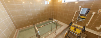 広々とした介助用の浴室設備