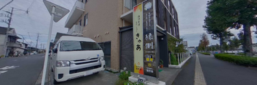 都市の交差点に位置する施設