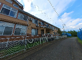 明るい外観の建物エントランス