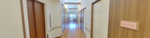 職場となる施設内の廊下