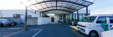 介護施設入り口と駐車場