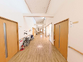 広々とした明るい廊下
