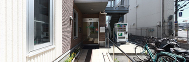 介護施設のエントランスと外観