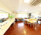 ケア施設の明るい共用リビング空間