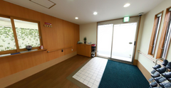 職員用受付と廊下の内観