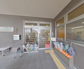 スタッフ募集中の建物入口