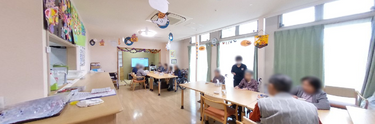 介護施設の居間と日常風景