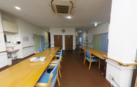 明るい介護施設の食事エリア