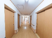 明るい廊下の居室前  