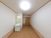 明るい個室の居室  
