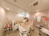 清潔な浴槽と椅子の部屋