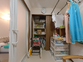 ケア用品と浴室のある部屋
