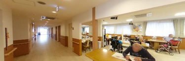 介護施設の居間と廊下の光景