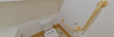手すり付きの介護用トイレ