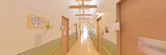 介護施設内の廊下と扉