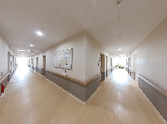 明るい廊下の一角