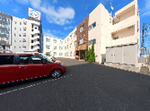 穏やかな外観の建物エントランス