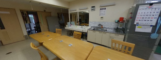 広々とした明るい介護施設内