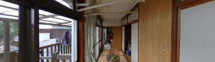 介護施設の居間と廊下の光景