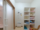 明るく機能的な浴室と部屋
