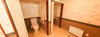 ケアホームの広々とした風呂場