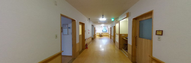 明るい施設内の通路と部屋