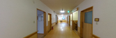 明るい施設内の通路と部屋