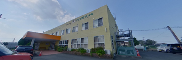 介護施設の外観と駐車場