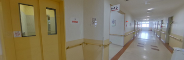 手すり付きの廊下とエレベーター