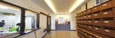 介護施設の受付と廊下