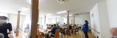 明るく広々とした介護施設の居間